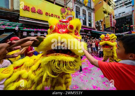 Kuala Lumpur, Malaysia. Februar 2024. Mitglieder einer Löwentruppe treten während des Laternenfestes in der Petaling Street in Kuala Lumpur, Malaysia, am 24. Februar 2024 auf. Quelle: Chong Voon Chung/Xinhua/Alamy Live News Stockfoto