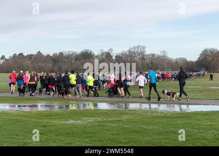 Teilnehmer am Rushmoor Parkrun, einem regulären Samstag-Laufrennen in Aldershot, Hampshire, England, im Februar 2024 Stockfoto