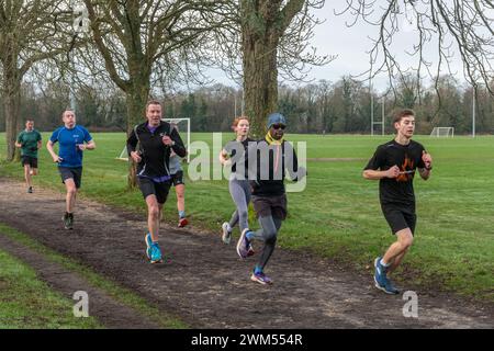 Teilnehmer am Rushmoor Parkrun, einem regulären Samstag-Laufrennen in Aldershot, Hampshire, England, im Februar 2024 Stockfoto