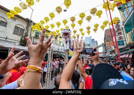 Kuala Lumpur, Malaysia. Februar 2024. Mitglieder einer Löwentruppe treten während des Laternenfestes in der Petaling Street in Kuala Lumpur, Malaysia, am 24. Februar 2024 auf. Quelle: Chong Voon Chung/Xinhua/Alamy Live News Stockfoto