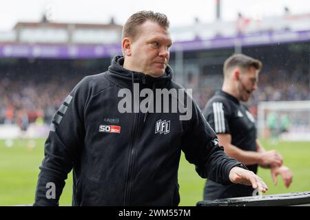 24. Februar 2024, Niedersachsen, Osnabrück: Fußball: Bundesliga 2, VfL Osnabrück - Hannover 96, Spieltag 23 im Stadion an der Bremer Brücke. Osnabrücker Trainer Uwe Koschinat steht an der Touchline. Foto: Friso Gentsch/dpa - WICHTIGER HINWEIS: Gemäß den Vorschriften der DFL Deutschen Fußball-Liga und des DFB Deutschen Fußball-Bundes ist es verboten, im Stadion und/oder im Spiel aufgenommene Fotografien in Form von sequenziellen Bildern und/oder videoähnlichen Fotoserien zu verwenden oder zu verwenden. Stockfoto