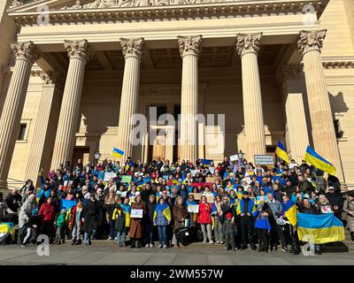 Potsdam, Deutschland. Februar 2024. Mehr als 150 Ukrainer nehmen am zweiten Jahrestag des Beginns des russischen Aggressionskrieges gegen die Ukraine an einer Solidaritätskundgebung in Potsdam Teil. Die Organisatoren fordern weitere Unterstützung und danken allen für ihre bisherige Hilfe. Quelle: Oliver von Riegen/dpa/Alamy Live News Stockfoto