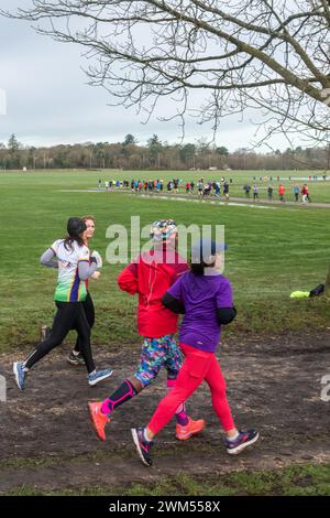 Teilnehmer am Rushmoor Parkrun, einem regulären Samstag-Laufrennen in Aldershot, Hampshire, England, im Februar 2024. Frauen im Sport. Stockfoto