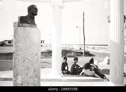 Kubanische Kinder am Denkmal für Ernest Hemingway im Fischerdorf Cojimar. Das kleine Dorf in der Nähe von Havanna inspirierte den amerikanischen Schriftsteller zu seinem Stockfoto