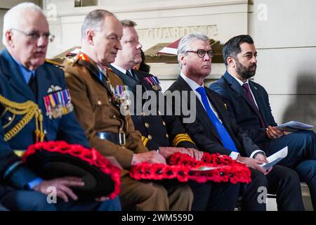 Schottlands erster Minister Humza Yousaf, zusammen mit anderen Würdenträgern, während des Gottesdienstes zum zweiten Jahrestag der russischen Invasion in die Ukraine am Scottish National war Memorial, Edinburgh Castle. Bilddatum: Samstag, 24. Februar 2024. Stockfoto