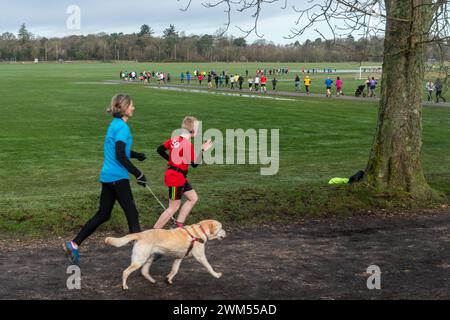 Teilnehmer am Rushmoor Parkrun, einem regulären Samstag-Laufrennen in Aldershot, Hampshire, England, im Februar 2024 Stockfoto