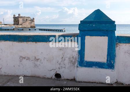 Der Malecon und die spanische Festung, die 1649 in der Bucht von Cojimar erbaut wurde. Stockfoto