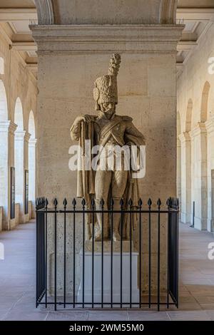 Unirformen, Rüstungen und Waffen im Armeemuseum von Paris, nationales Militärmuseum in Frankreich Stockfoto