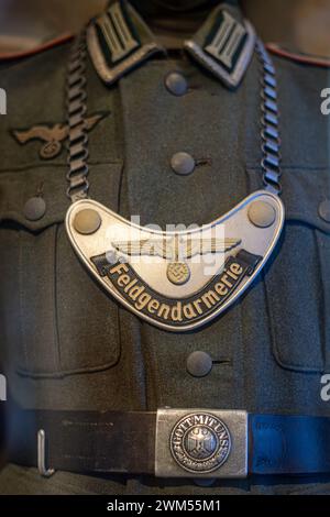 Unirformen, Rüstungen und Waffen im Armeemuseum von Paris, nationales Militärmuseum in Frankreich Stockfoto