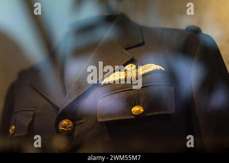 Unirformen, Rüstungen und Waffen im Armeemuseum von Paris, nationales Militärmuseum in Frankreich Stockfoto