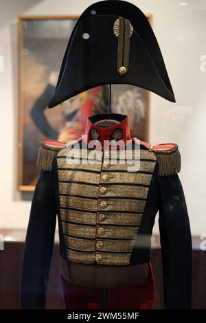 Unirformen, Rüstungen und Waffen im Armeemuseum von Paris, nationales Militärmuseum in Frankreich Stockfoto