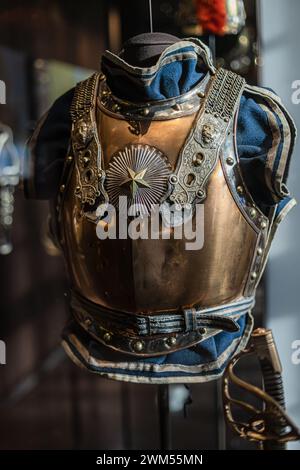 Unirformen, Rüstungen und Waffen im Armeemuseum von Paris, nationales Militärmuseum in Frankreich Stockfoto