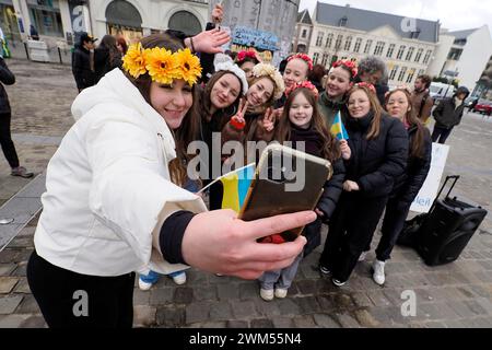 Frankreich. Februar 2024. © PHOTOPQR/VOIX DU NORD/Christophe Lefebvre ; 24/02/2024 ; Valenciennes 24-02-2024 11:01 Manifestation de soutien a l'Ukraine, a l'appel de l'Association Nadiya Soleil, sur la Place d'armes de Valenciennes Foto CHRISTOPHE LEFEBVRE VDN Valenciennes 24/24/2024; Demonstration der Unterstützung für die Ukraine auf Aufforderung des Vereins Nadiya Soleil auf dem Paradegelände von Valenciennes Credit: MAXPPP/Alamy Live News Stockfoto