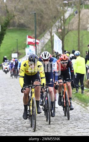 Gent, Belgien. Februar 2024. Die Gruppe von Fahrern, die während der 79. Auflage des eintägigen Radrennens Omloop Het Nieuwsblad (UCI World Tour), 202 km von Gent nach Ninove, am Samstag, den 24. Februar 2024, in Aktion genommen wurden. BELGA FOTO DIRK WAEM Credit: Belga News Agency/Alamy Live News Stockfoto