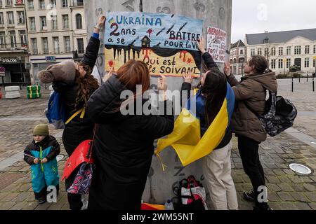 Frankreich. Februar 2024. © PHOTOPQR/VOIX DU NORD/Christophe Lefebvre ; 24/02/2024 ; Valenciennes 24-02-2024 10:18 Manifestation de soutien a l'Ukraine, a l'appel de l'Association Nadiya Soleil, sur la Place d'armes de Valenciennes Foto CHRISTOPHE LEFEBVRE VDN Valenciennes 24/24/2024; Demonstration der Unterstützung für die Ukraine auf Aufforderung des Vereins Nadiya Soleil auf dem Paradegelände von Valenciennes Credit: MAXPPP/Alamy Live News Stockfoto