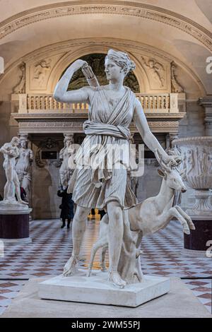 Diana von Versailles oder Artemis, Göttin der Jagd Marmorstatue der römischen Göttin mit einem Hirsch im Louvre Museum, Paris, Frankreich Stockfoto