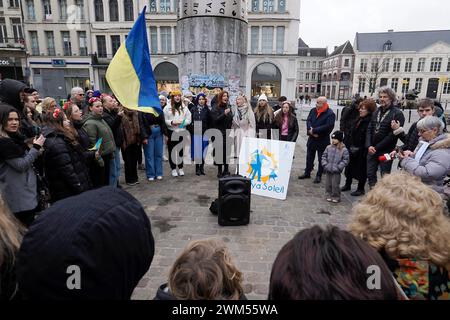 Frankreich. Februar 2024. © PHOTOPQR/VOIX DU NORD/Christophe Lefebvre ; 24/02/2024 ; Valenciennes 24-02-2024 10:50 Manifestation de soutien a l'Ukraine, a l'appel de l'Association Nadiya Soleil, sur la Place d'armes de Valenciennes Foto CHRISTOPHE LEFEBVRE VDN Valenciennes 24/24/2024; Demonstration der Unterstützung für die Ukraine auf Aufforderung des Vereins Nadiya Soleil auf dem Paradegelände von Valenciennes Credit: MAXPPP/Alamy Live News Stockfoto