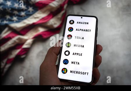 Magnificent Seven – die größten Unternehmen im Bereich Informationstechnologie, die auf dem Smartphone angezeigt werden Stockfoto