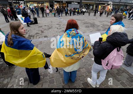 Frankreich. Februar 2024. © PHOTOPQR/VOIX DU NORD/Christophe Lefebvre ; 24/02/2024 ; Valenciennes 24-02-2024 11:12 Manifestation de soutien a l'Ukraine, a l'appel de l'Association Nadiya Soleil, sur la Place d'armes de Valenciennes Foto CHRISTOPHE LEFEBVRE VDN Valenciennes 24/24/2024; Demonstration der Unterstützung für die Ukraine auf Aufforderung des Vereins Nadiya Soleil auf dem Paradegelände von Valenciennes Credit: MAXPPP/Alamy Live News Stockfoto