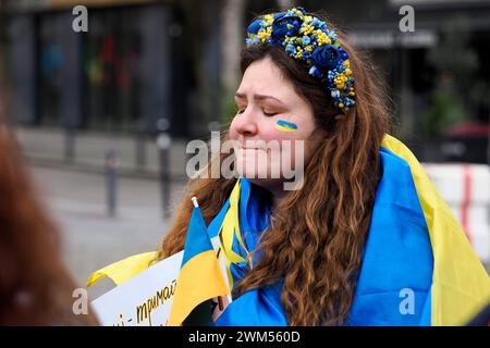 Frankreich. Februar 2024. © PHOTOPQR/VOIX DU NORD/Christophe Lefebvre ; 24/02/2024 ; Valenciennes 24-02-2024 10:33 Manifestation de soutien a l'Ukraine, a l'appel de l'Association Nadiya Soleil, sur la Place d'armes de Valenciennes Foto CHRISTOPHE LEFEBVRE VDN Valenciennes 24/24/2024; Demonstration der Unterstützung für die Ukraine auf Aufforderung des Vereins Nadiya Soleil auf dem Paradegelände von Valenciennes Credit: MAXPPP/Alamy Live News Stockfoto