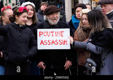 Frankreich. Februar 2024. © PHOTOPQR/VOIX DU NORD/Christophe Lefebvre ; 24/02/2024 ; Valenciennes 24-02-2024 10:24 Manifestation de soutien a l'Ukraine, a l'appel de l'Association Nadiya Soleil, sur la Place d'armes de Valenciennes Foto CHRISTOPHE LEFEBVRE VDN Valenciennes 24/24/2024; Demonstration der Unterstützung für die Ukraine auf Aufforderung des Vereins Nadiya Soleil auf dem Paradegelände von Valenciennes Credit: MAXPPP/Alamy Live News Stockfoto