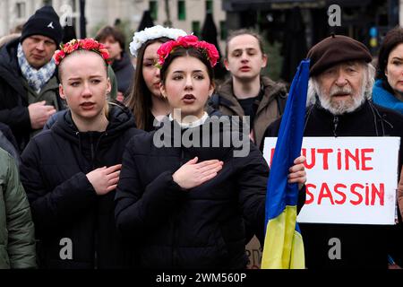 Frankreich. Februar 2024. © PHOTOPQR/VOIX DU NORD/Christophe Lefebvre ; 24/02/2024 ; Valenciennes 24-02-2024 10:33 Manifestation de soutien a l'Ukraine, a l'appel de l'Association Nadiya Soleil, sur la Place d'armes de Valenciennes Foto CHRISTOPHE LEFEBVRE VDN Valenciennes 24/24/2024; Demonstration der Unterstützung für die Ukraine auf Aufforderung des Vereins Nadiya Soleil auf dem Paradegelände von Valenciennes Credit: MAXPPP/Alamy Live News Stockfoto