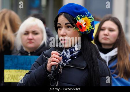 Frankreich. Februar 2024. © PHOTOPQR/VOIX DU NORD/Christophe Lefebvre ; 24/02/2024 ; Valenciennes 24-02-2024 10:35 Manifestation de soutien a l'Ukraine, a l'appel de l'Association Nadiya Soleil, sur la Place d'armes de Valenciennes Foto CHRISTOPHE LEFEBVRE VDN Valenciennes 24/24/2024; Demonstration der Unterstützung für die Ukraine auf Aufforderung des Vereins Nadiya Soleil auf dem Paradegelände von Valenciennes Credit: MAXPPP/Alamy Live News Stockfoto