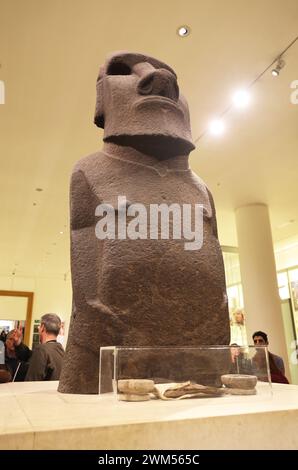 Moai, bekannt als Hoa Hakananai'a, eine Basaltfigur, die 1000–1200 n. Chr. von der Crew eines britischen Schiffes als Geschenk für Königin Victoria aus dem chilenischen Territorium der Osterinsel oder Rapa Nui 1868 genommen wurde. Sie schenkte es dem British Museum in London, wo es heute ist. Kürzlich gab es eine Social-Media-Kampagne, die die Rückkehr der Statue forderte, gestartet vom chilenischen Influencer Mike Milfort, der ebenfalls von dem chilenischen Präsidenten Gabriel Boric unterstützt wurde. Stockfoto