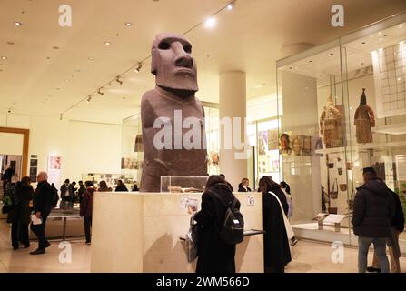 Moai, bekannt als Hoa Hakananai'a, eine Basaltfigur, die 1000–1200 n. Chr. von der Crew eines britischen Schiffes als Geschenk für Königin Victoria aus dem chilenischen Territorium der Osterinsel oder Rapa Nui 1868 genommen wurde. Sie schenkte es dem British Museum in London, wo es heute ist. Kürzlich gab es eine Social-Media-Kampagne, die die Rückkehr der Statue forderte, gestartet vom chilenischen Influencer Mike Milfort, der ebenfalls von dem chilenischen Präsidenten Gabriel Boric unterstützt wurde. Stockfoto
