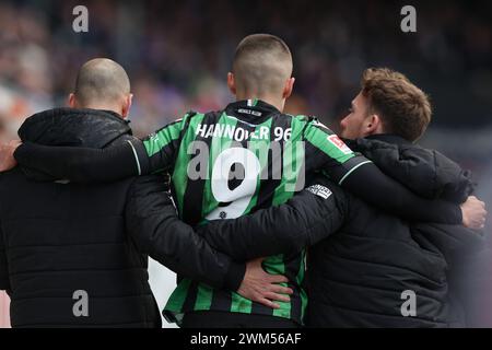 24. Februar 2024, Niedersachsen, Osnabrück: Fußball: Bundesliga 2, VfL Osnabrück - Hannover 96, Spieltag 23 im Stadion an der Bremer Brücke. Nicolo Tresoldi aus Hannover wird verletzt abgeschickt. Foto: Friso Gentsch/dpa - WICHTIGER HINWEIS: Gemäß den Vorschriften der DFL Deutschen Fußball-Liga und des DFB Deutschen Fußball-Bundes ist es verboten, im Stadion und/oder im Spiel aufgenommene Fotografien in Form von sequenziellen Bildern und/oder videoähnlichen Fotoserien zu verwenden oder zu verwenden. Stockfoto