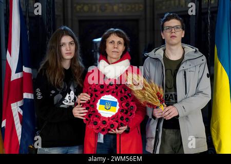 Oksana Rybalchenko mit ihrer Tochter Kateryna (links) und ihrem Sohn Denys (rechts) vor einem Gottesdienst zum zweiten Jahrestag der russischen Invasion in der Ukraine am Scottish National war Memorial, Edinburgh Castle. Oksanas Ehemann Leonid Rybalchenko wurde im Konflikt getötet. Bilddatum: Samstag, 24. Februar 2024. Stockfoto