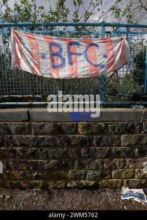 Ein hausgemachtes Barnsley FC-Banner und Graffiti auf einem Zaun in Bodennähe vor dem Spiel der Sky Bet League One in Oakwell, Barnsley. Bilddatum: Samstag, 24. Februar 2024. Stockfoto