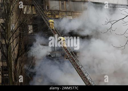 Moskau/Kiew. Februar 2024. Feuerwehrmänner löschen einen Brand in einem beschädigten Gebäude, das in Donezk am 19. Dezember 2023 von einem Beschuss getroffen wurde. Quelle: Victor/Xinhua/Alamy Live News Stockfoto