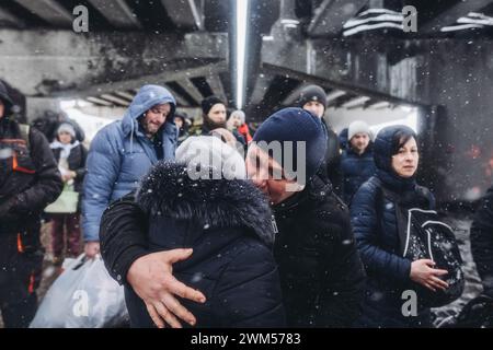 Moskau/Kiew. Februar 2024. Menschen verabschieden sich gegenseitig mit einer Umarmung in Irpin, Ukraine, 8. März 2022. Quelle: Diego Herrera/Xinhua/Alamy Live News Stockfoto