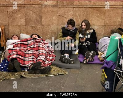 Moskau/Kiew. Februar 2024. Menschen suchen Schutz in einer U-Bahn-Station in Kiew, Hauptstadt der Ukraine, 25. Februar 2022. Quelle: Lu Jinbo/Xinhua/Alamy Live News Stockfoto