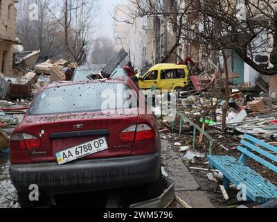 Moskau/Kiew. Februar 2024. Dieses Foto vom 2. Januar 2024 zeigt Gebäude und Autos, die bei einem Raketenangriff in Kiew, Ukraine, beschädigt wurden. Quelle: Roman Petushkov/Xinhua/Alamy Live News Stockfoto