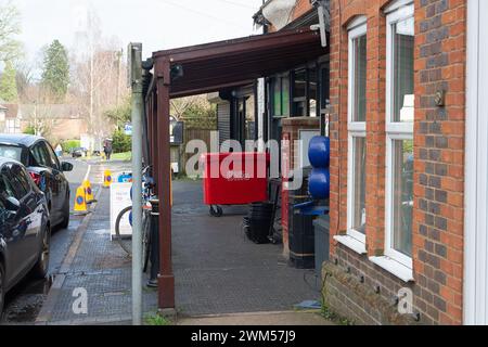 Chesham Bois, Buckinghamshire, Großbritannien. Februar 2024. Die Thames Valley Police ruft Zeugen nach einem gewalttätigen Raubüberfall auf. Am Donnerstag, den 22. Februar, gegen 17:30 Uhr, drangen zwei Männer in den Londis-Laden (im Bild) in Bois Lane, Chesham Bois, Buckinghamshire ein. Einer der Männer trug eine Axt und bedrohte einen Mitarbeiter, der die Öffnung der Kasse forderte. Als einer der Täter hinter der Theke in Richtung Kasse ging, schlug er den Mitarbeiter mit der Axt auf den Kopf und verursachte schwere Verletzungen. Beide Täter verließen den Tatort mit Geld und Vapes. Das Opfer wird behandelt Stockfoto