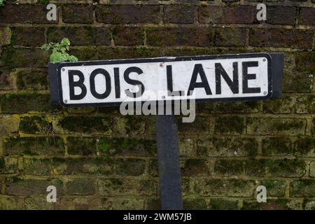 Chesham Bois, Buckinghamshire, Großbritannien. Februar 2024. Die Thames Valley Police ruft Zeugen nach einem gewalttätigen Raubüberfall auf. Am Donnerstag, den 22. Februar, gegen 17:30 Uhr, drangen zwei Männer in den Londis-Laden (im Bild) in Bois Lane, Chesham Bois, Buckinghamshire ein. Einer der Männer trug eine Axt und bedrohte einen Mitarbeiter, der die Öffnung der Kasse forderte. Als einer der Täter hinter der Theke in Richtung Kasse ging, schlug er den Mitarbeiter mit der Axt auf den Kopf und verursachte schwere Verletzungen. Beide Täter verließen den Tatort mit Geld und Vapes. Das Opfer wird behandelt Stockfoto