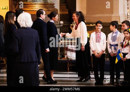 Stockholm, Schweden. Februar 2024. STOCKHOLM, SCHWEDEN 20240224Kronprinzessin Victoria, Prinz Daniel und Prinzessin Sofia nehmen am Samstag am zweiten Jahrestag der russischen Invasion in die Ukraine an einem Friedensgebet in der Schlosskirche des Königlichen Palastes Teil. Foto: Caisa Rasmussen/TT/Code 12150 Credit: TT News Agency/Alamy Live News Stockfoto