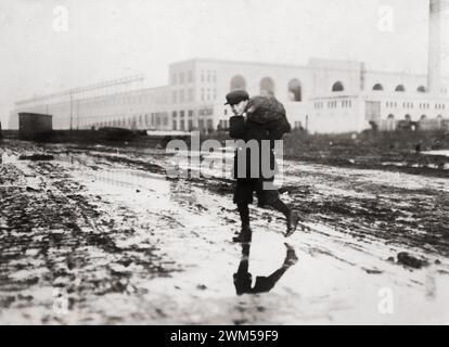 Ein Junge, der Kohle vom Eisenbahnkohlebahnhof klaut. Boston, Massachusetts. Foto von Lewis W. Hine. Stockfoto