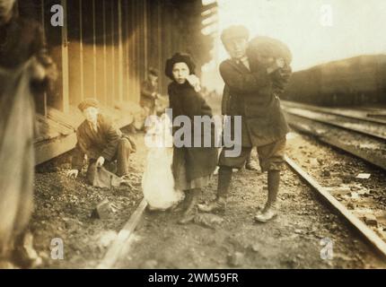 Kleine Kinder, die Kohle vom Eisenbahnkohlebahnhof in Boston, Massachusetts stehlen. Foto von Lewis W. Hine Stockfoto