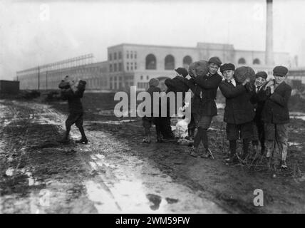 Kleine Kinder, die Kohle vom Eisenbahnkohlebahnhof stehlen. Boston, Massachusetts. Foto von Lewis W. Hine Stockfoto