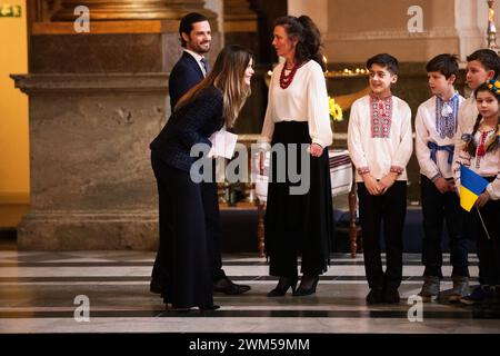 Stockholm, Schweden. Februar 2024. STOCKHOLM, SCHWEDEN 20240224 Prinz Carl Philipp und Prinzessin Sofia nehmen am Samstag am zweiten Jahrestag der russischen Invasion in die Ukraine in der Schlosskirche des Königlichen Palastes Teil. Foto: Caisa Rasmussen/TT/Code 12150 Credit: TT News Agency/Alamy Live News Stockfoto