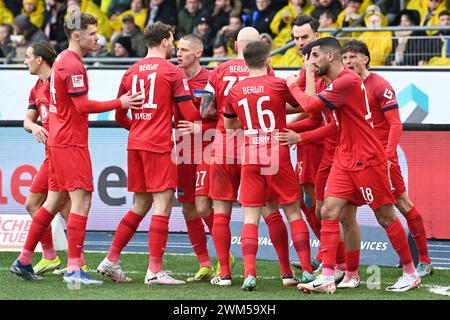 24. Februar 2024, Niedersachsen, Braunschweig: Fußball: Bundesliga 2, Eintracht Braunschweig - Hertha BSC, Spieltag 23, Eintracht Stadion. Berlins Spieler jubeln nach dem 1:1 Tor. Foto: Swen Pförtner/dpa - WICHTIGER HINWEIS: Gemäß den Vorschriften der DFL Deutschen Fußball-Liga und des DFB Deutschen Fußball-Bundes ist es verboten, im Stadion und/oder im Spiel aufgenommene Fotografien in Form von sequenziellen Bildern und/oder videoähnlichen Fotoserien zu verwenden oder zu verwenden. Stockfoto