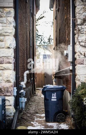 Toronto, Kanada - leere Seitenstraße in Toronto mit Mülltonne und Dampf Stockfoto