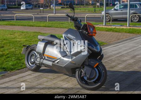 2023 Grey BMW Motorrad CE 04 elektrisch angetriebener emissionsfreier Roller in Preston, Großbritannien Stockfoto