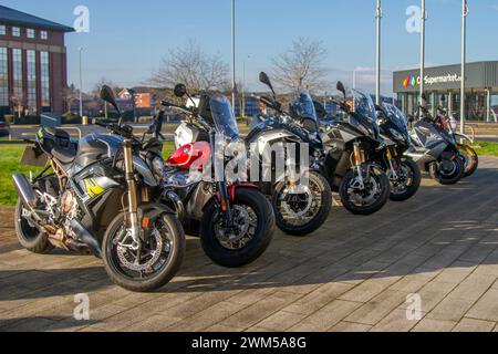 2023 BMW S 1000 Sport & BMW R18 Classic Motorcycles; Reihe von BMW Motorrädern im Bowker BMW Händler in Preston, Großbritannien Stockfoto