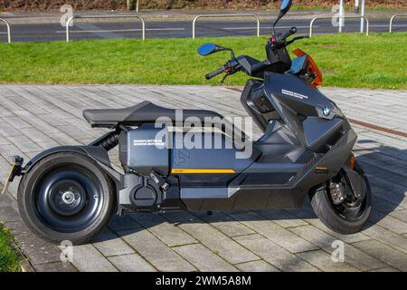 2023 Grey BMW Motorrad CE 04 elektrisch angetriebener emissionsfreier Roller in Preston, Großbritannien Stockfoto