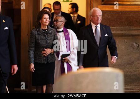 Stockholm, Schweden. Februar 2024. STOCKHOLM, SCHWEDEN 20240224 König Carl Gustav, Königin Silvia, nahm am Samstag, anlässlich des zweiten Jahrestages der russischen Invasion in die Ukraine, an einem Friedensgebet in der Schlosskirche im Königlichen Palast Teil. Foto: Caisa Rasmussen/TT/Code 12150 Credit: TT News Agency/Alamy Live News Stockfoto