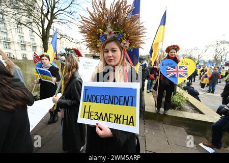 London, Großbritannien. Februar 2024. Zwei Jahre nach der russischen Invasion versammeln sich Ukranier am Marble Arch, um zum Trafalgar Square zu marschieren. Sie fordern weiterhin, dass Putin den Krieg in der Ukraine beendet und den Westen um mehr Unterstützung bittet. Guy Bell/Alamy Live News Stockfoto